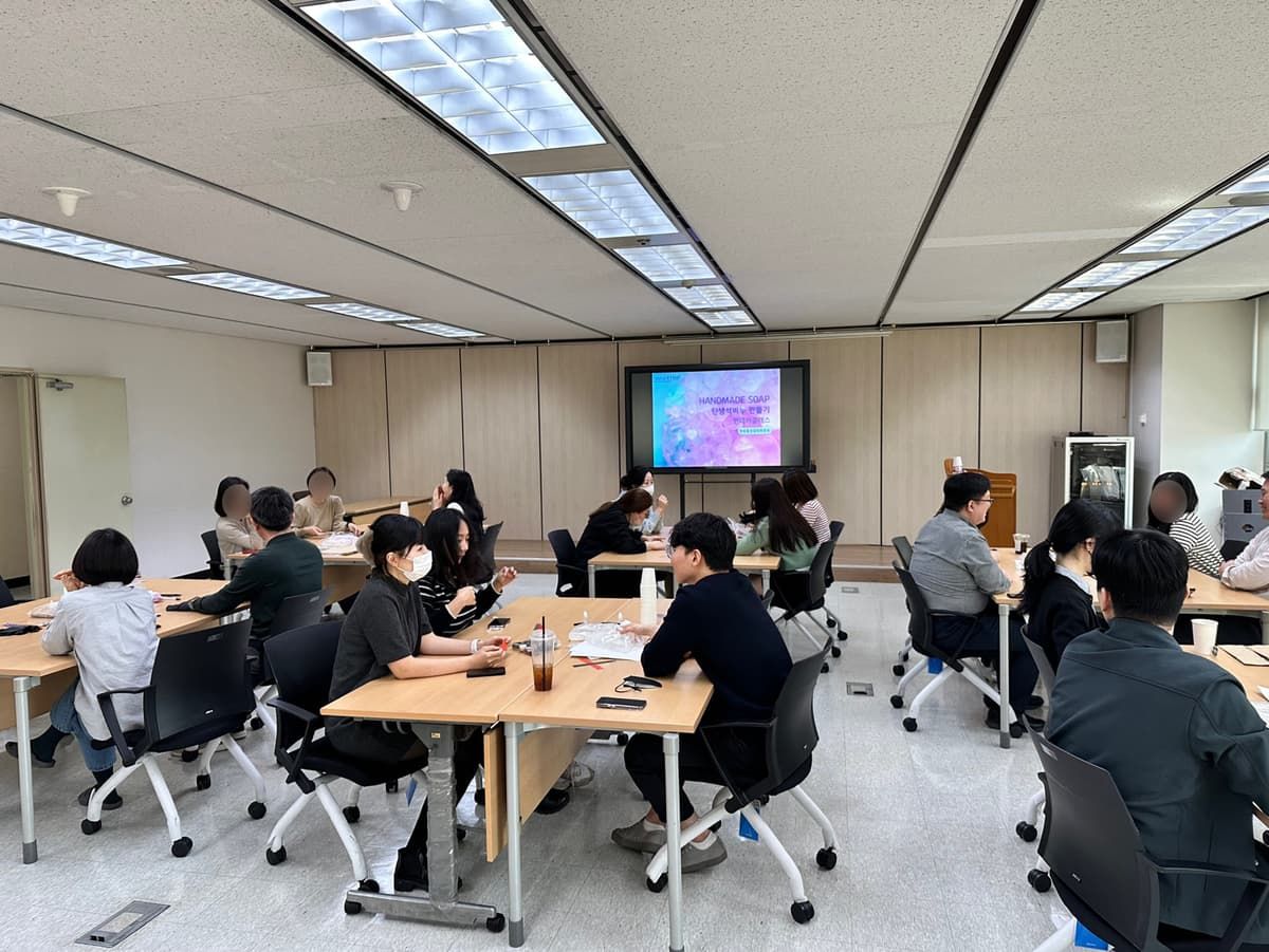 탄생석 비누 워크숍 진행 사진 2