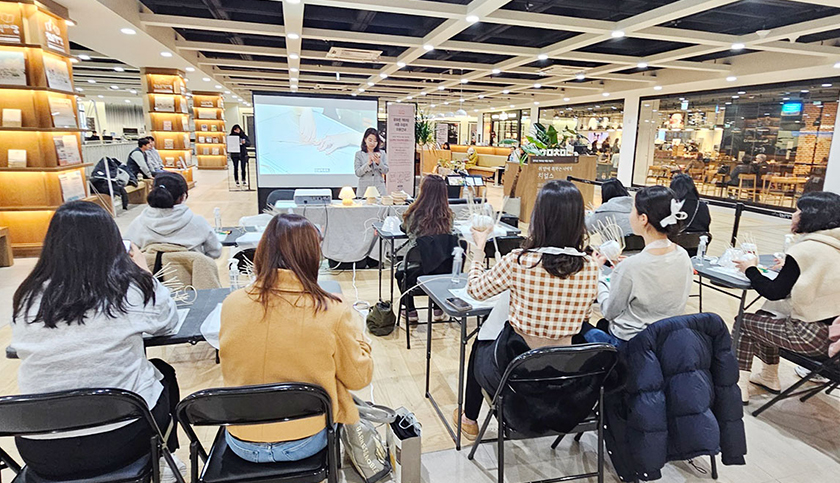 직접 엮은 빛의 결, 라탄 스탠드 무드등 프로그램 진행 사진 3