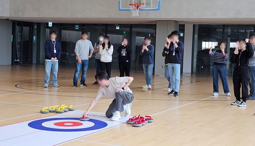 협동 실내 컬링 진행 사진 2