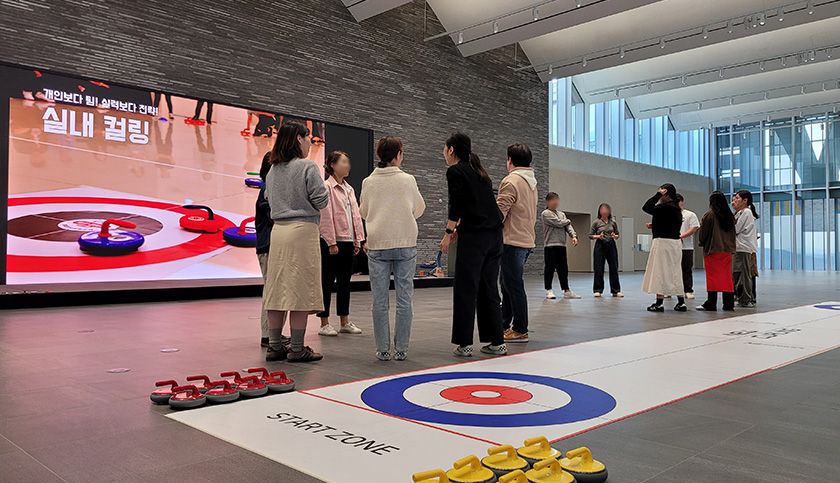 협동 실내 컬링 진행 사진 3