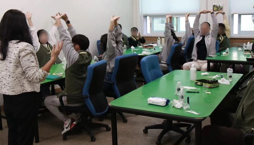 컬러 아로마 롤온과 통증완화 마사지 진행 사진 2