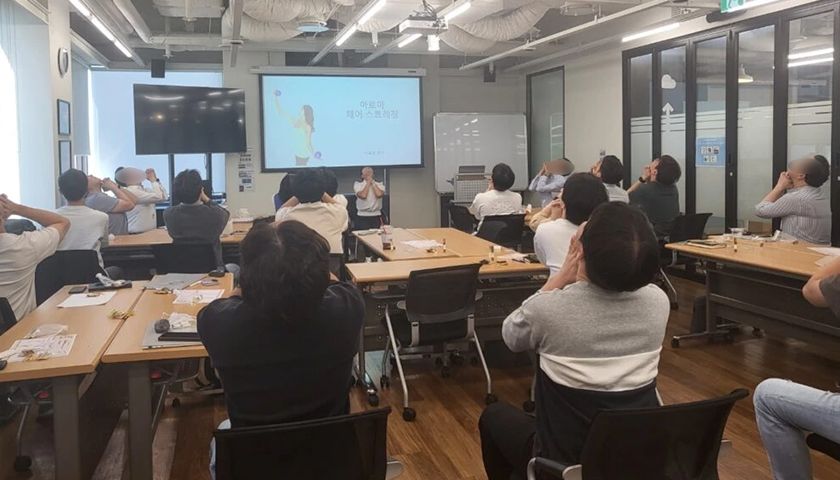 컬러 아로마 롤온과 통증완화 마사지 진행 사진 3