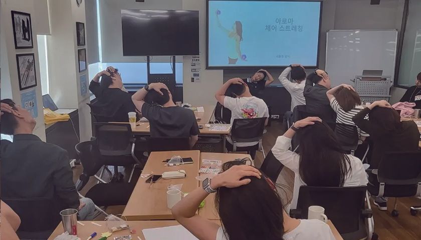 항균 스프레이와 체어 요가 진행 사진 3