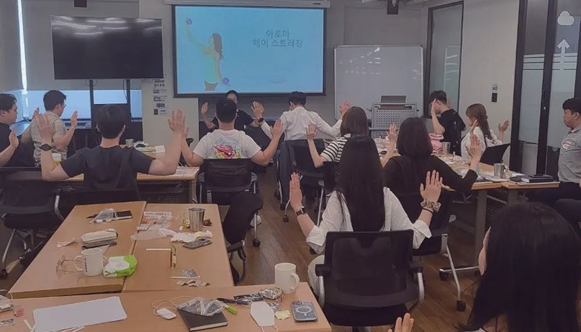 항균 스프레이와 체어 요가 진행 사진 5