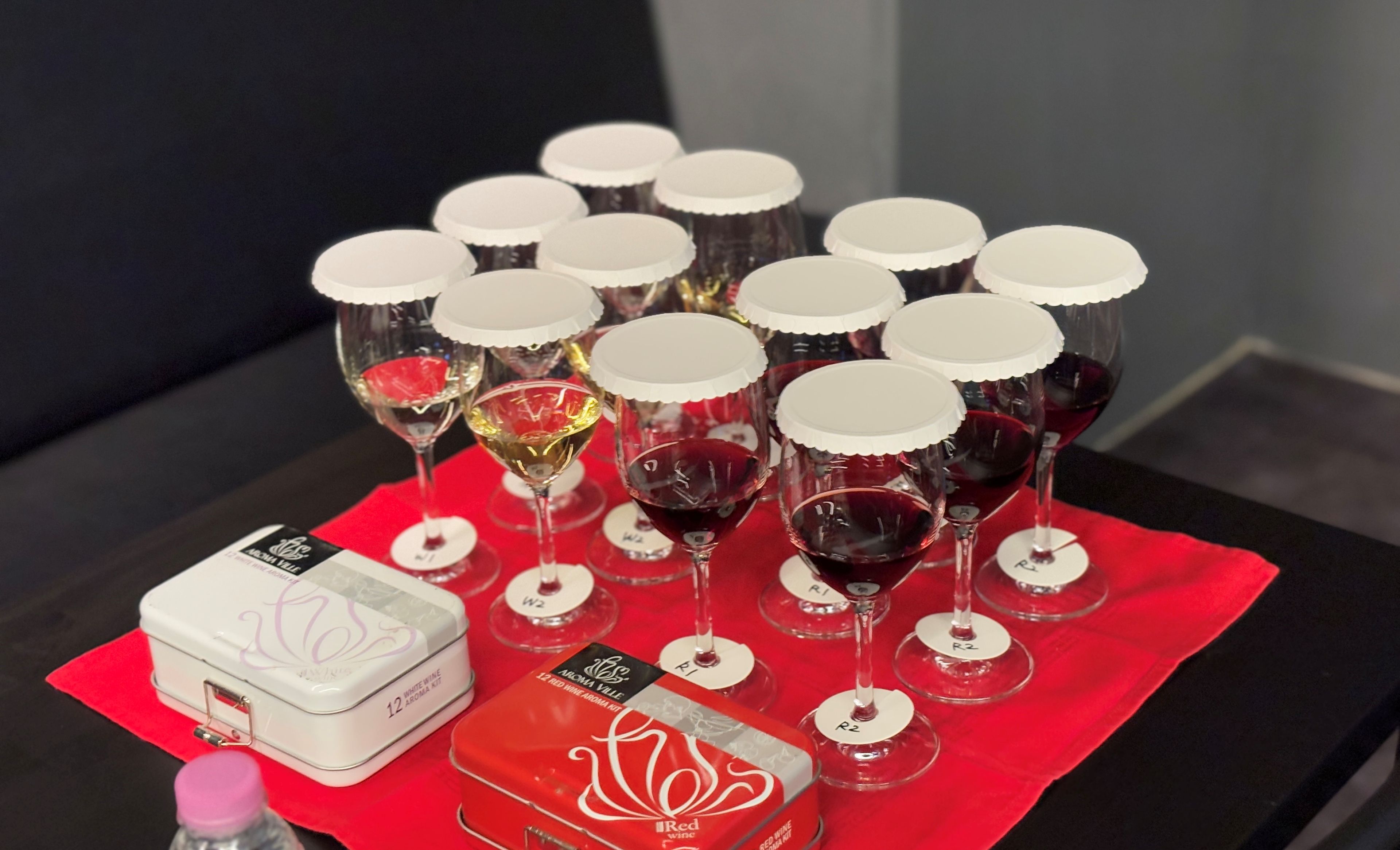 흑백 블라인드 와인 테이스팅-image-0