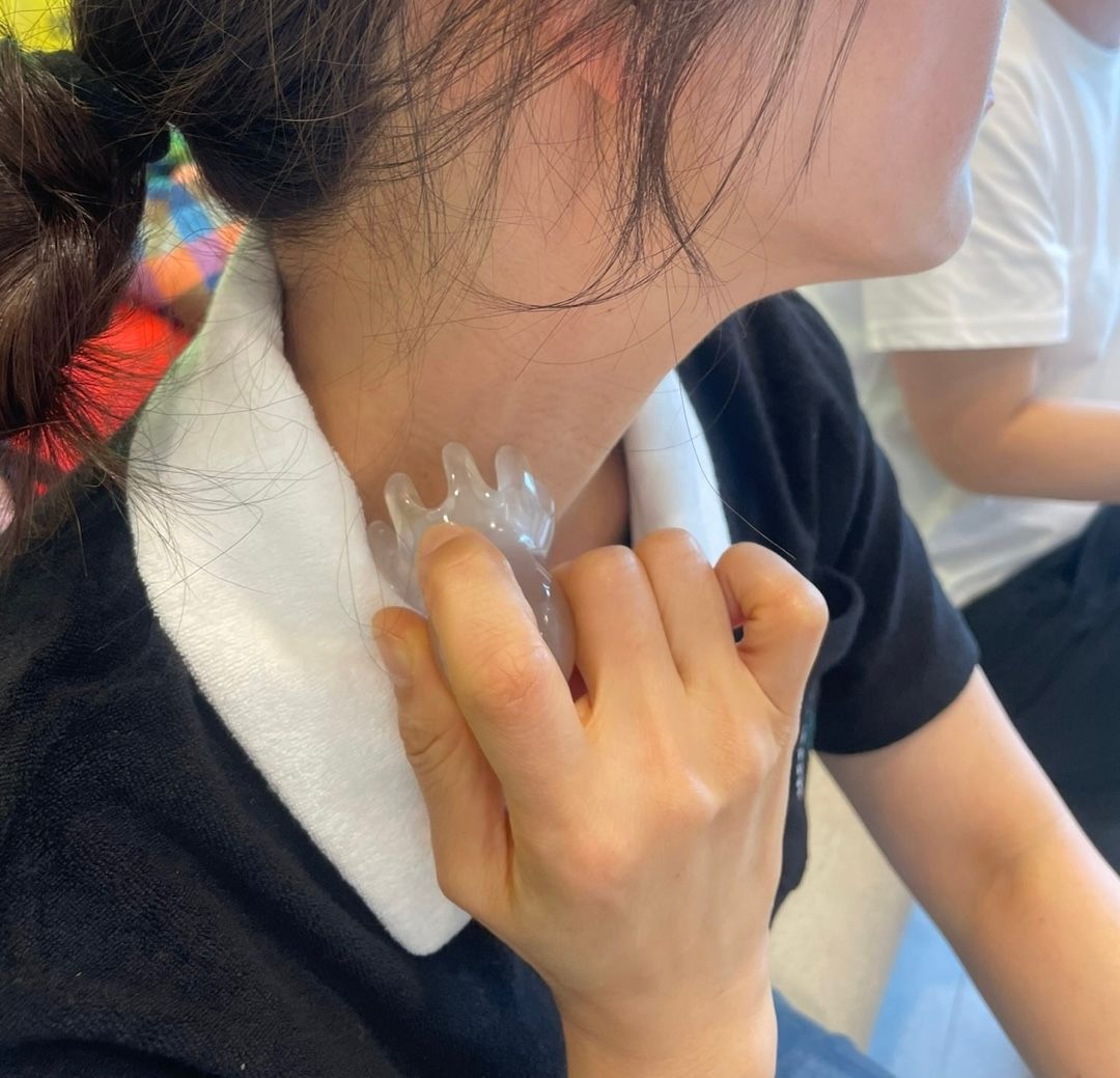 괄사를 이용한 아로마 디톡스 테라피 진행 사진 3