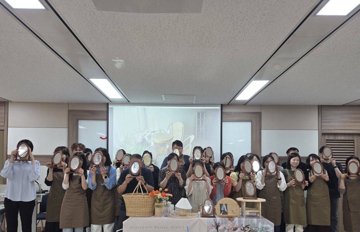 라탄을 이용한 원목 탁상거울