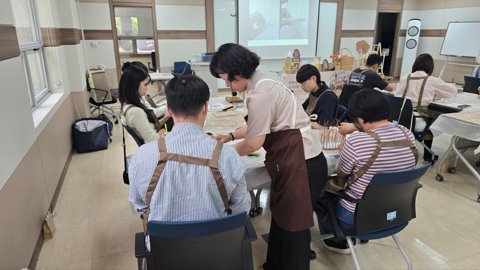 라탄을 이용한 원목 탁상거울 상품 이미지 4