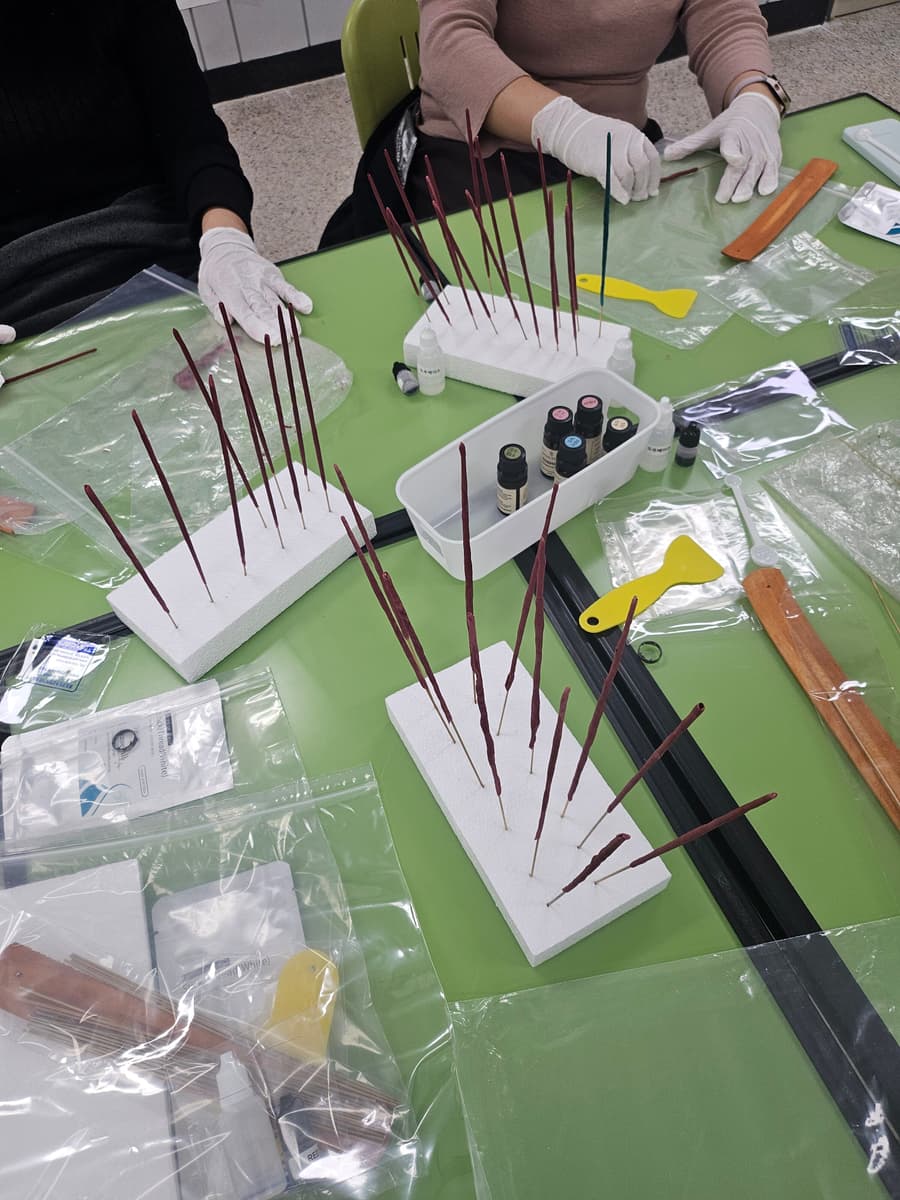 아로마 인센스 스틱과 싱잉볼 명상 진행 사진 1