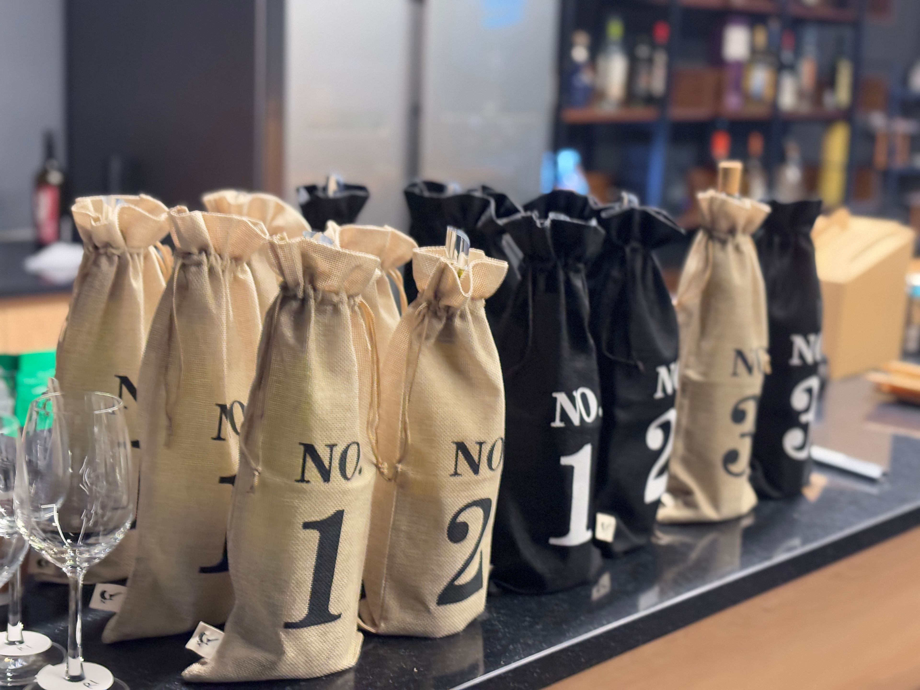 흑백 블라인드 와인 테이스팅-image-1