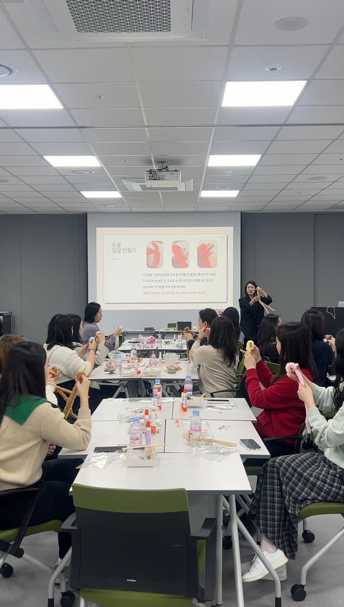 창의적 감성을 톡톡! 데일리 굿즈 모루 손거울 키링 만들기 클래스 진행 사진 2