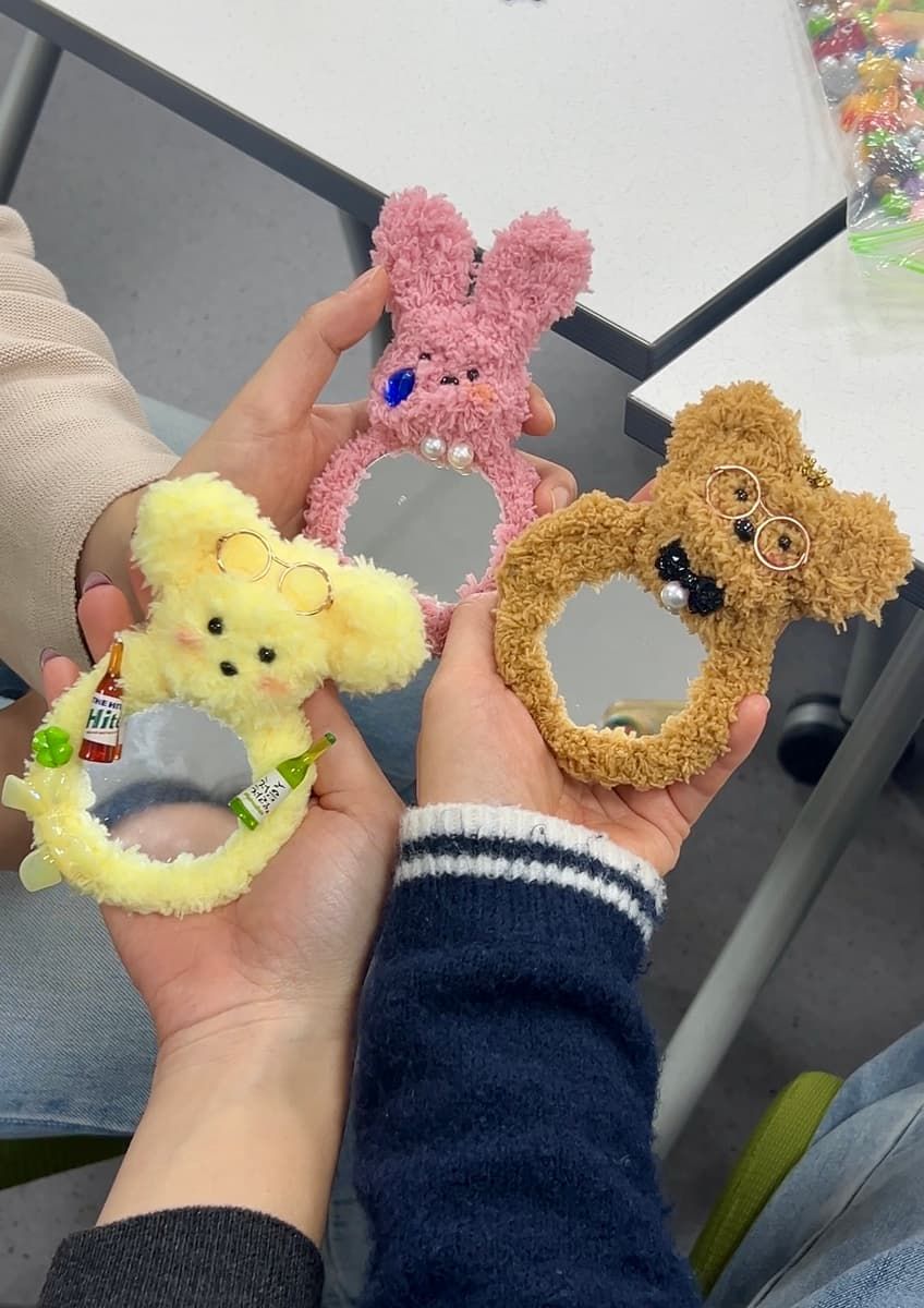 창의적 감성을 톡톡! 데일리 굿즈 모루 손거울 키링 만들기 클래스 진행 사진 3