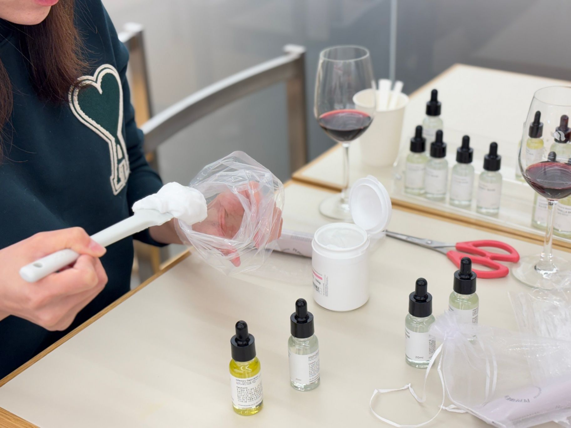 오감 리프레시, 와인 아로마 테이스팅 & 핸드크림 만들기 진행 사진 2