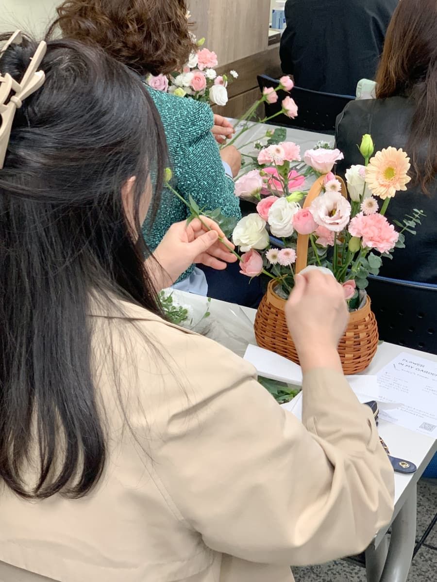 계절을 선물하는 감성 꽃바구니 클래스 진행 사진 2