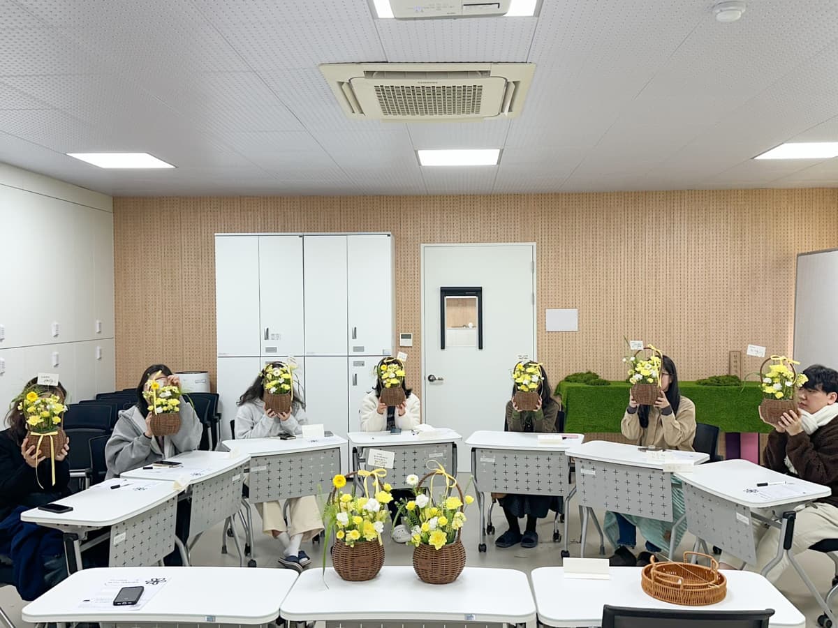 계절을 선물하는 감성 꽃바구니 클래스 진행 사진 4