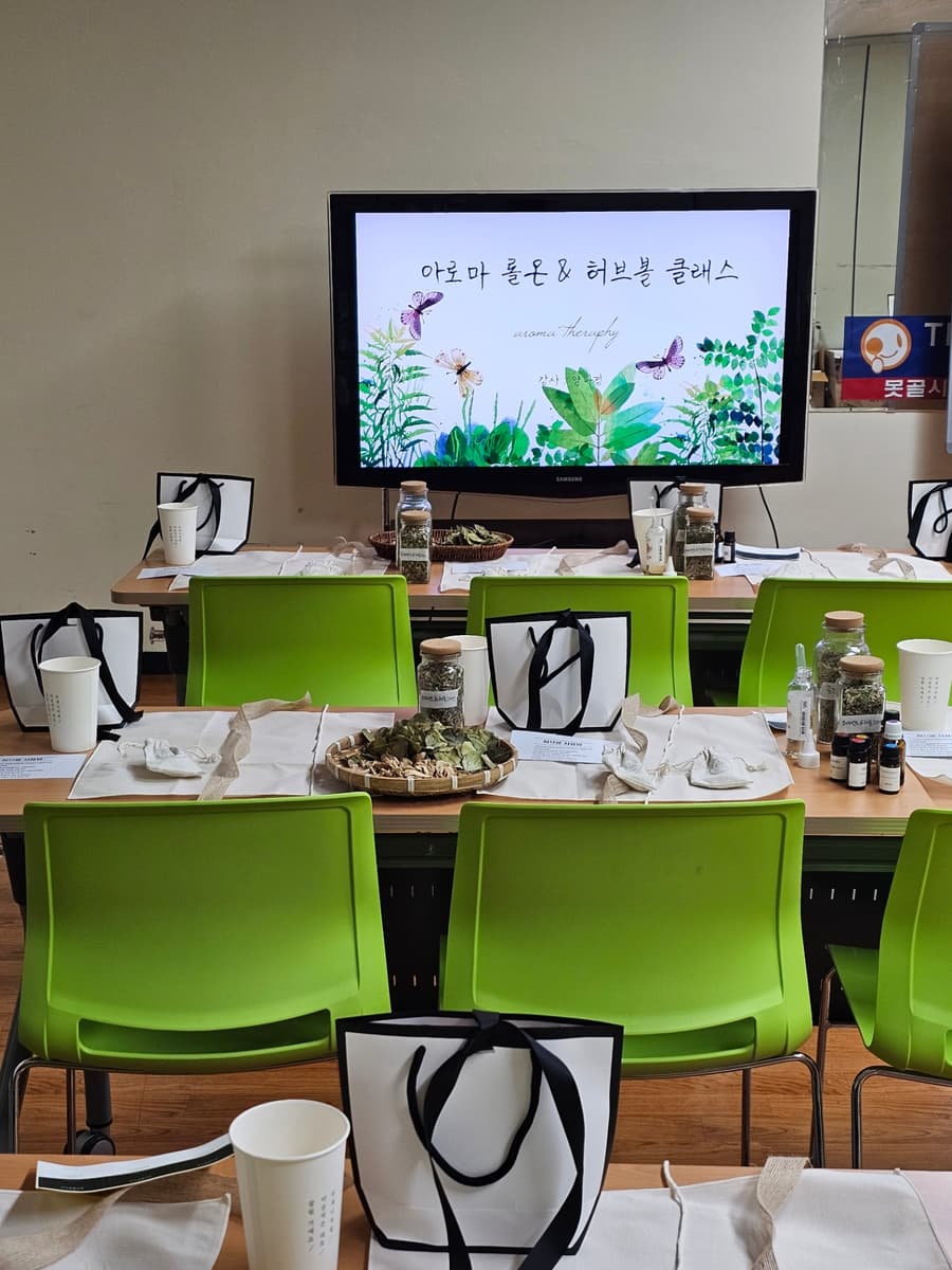 향과 온기로 회복하는 태국 허브볼·아로마 롤온 워크샵 진행 사진 4