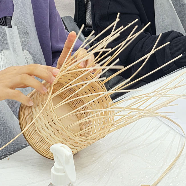 집안에서도 캠핑에서도, 라탄 휴지케이스 프로그램 진행 사진 3