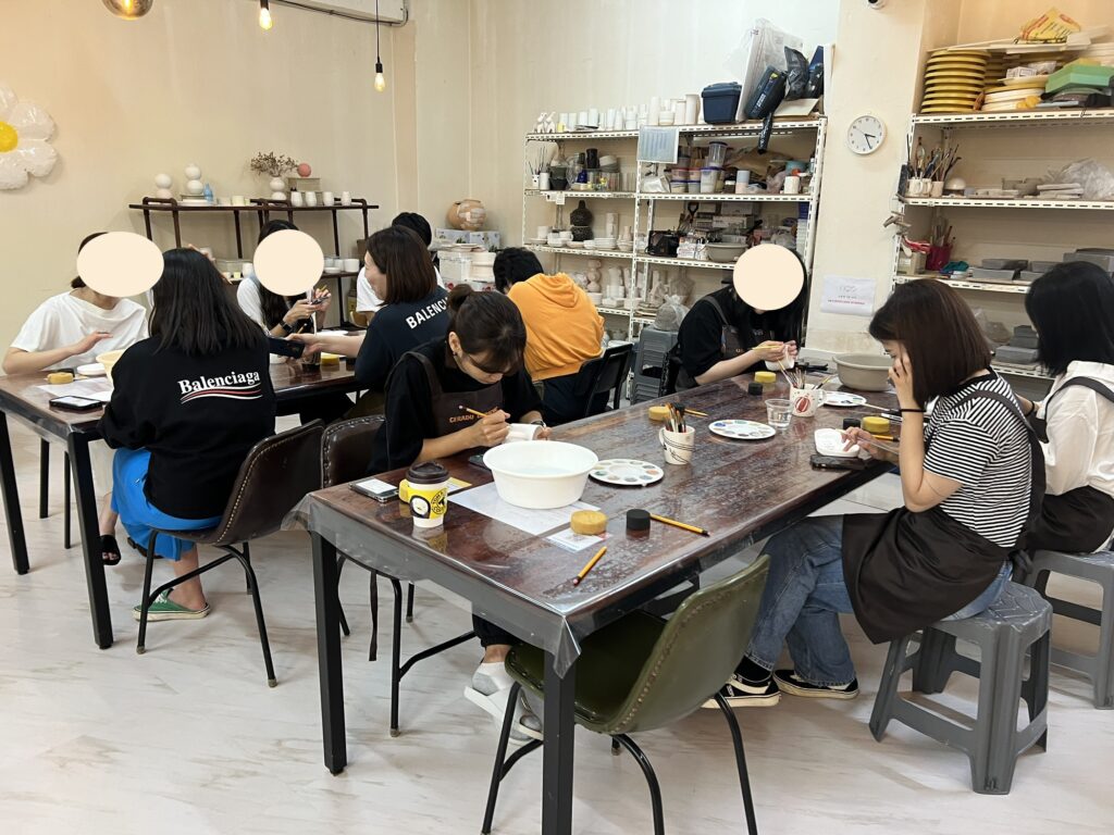 우리만의 아이덴티티를 담은 도자기 페인팅 진행 사진 1
