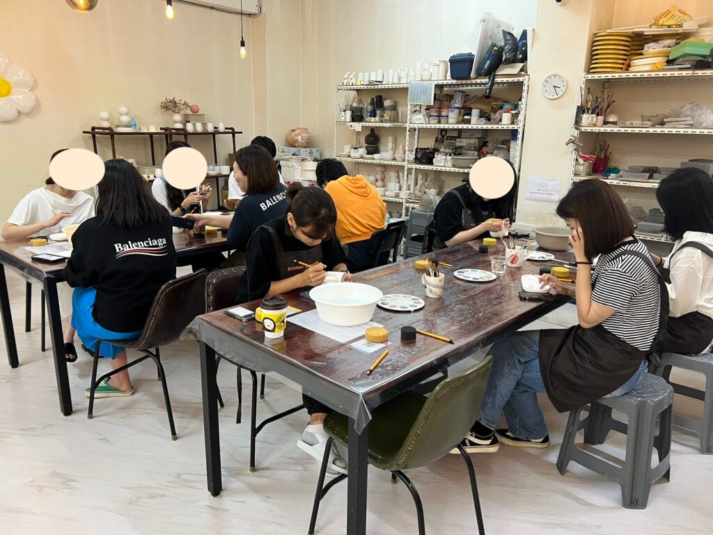 우리만의 아이덴티티를 담은 도자기 페인팅 진행 사진 2