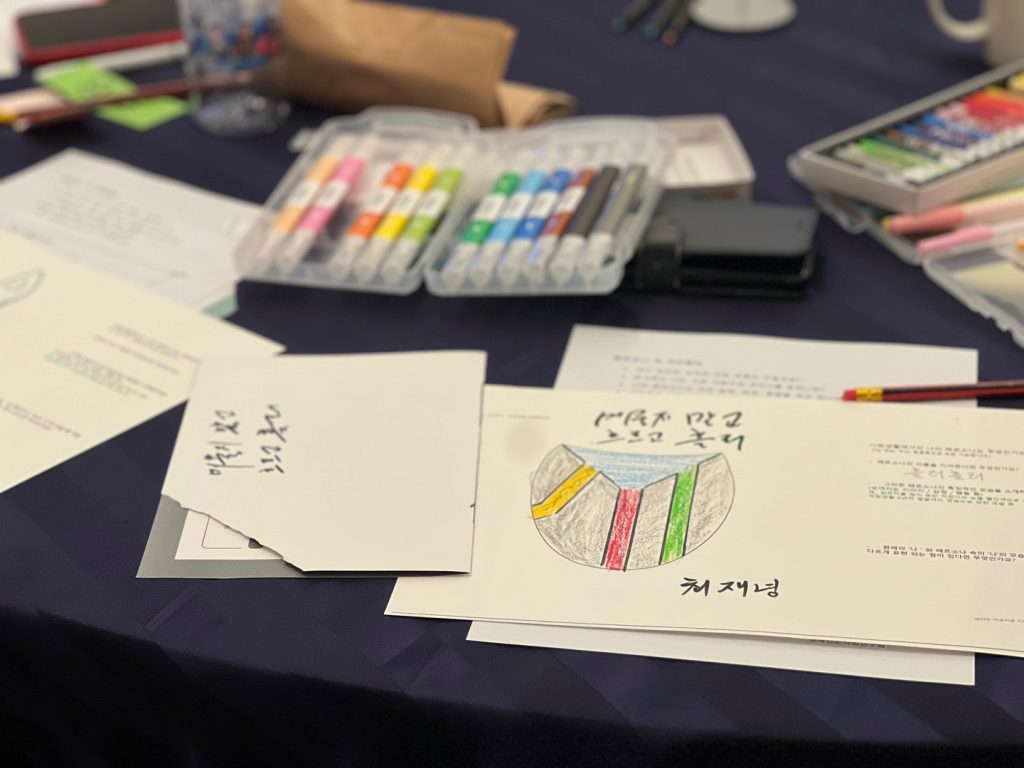 그림 컵 만들기·미술테라피 워크샵 진행 사진 2