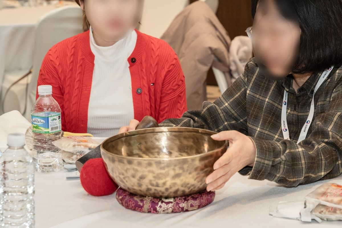 힐링 요가와 싱잉볼 명상 진행 사진 2