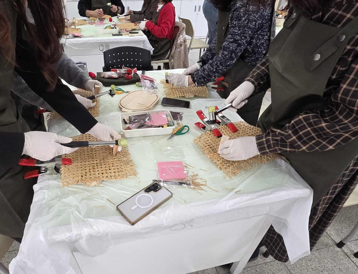 다듬고 두드리며 완성하는 라탄케인쟁반 만들기 진행 사진 4