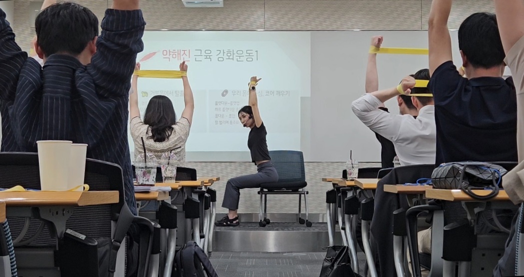 직장인 필수 교정운동 클래스 진행 사진 2