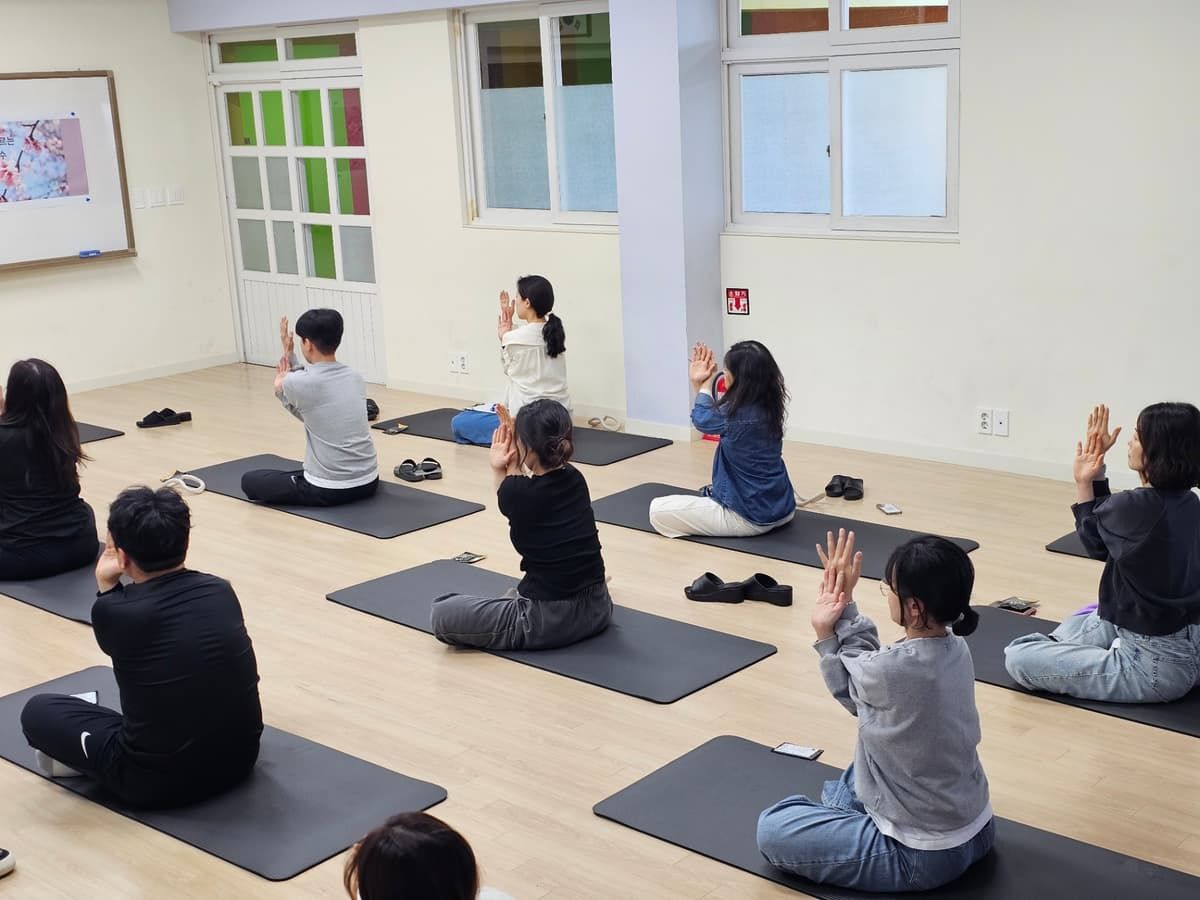 힐링 요가와 싱잉볼 명상 진행 사진 8