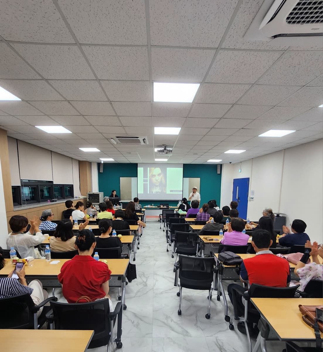 호감과 신뢰를 높이는 직장인 이미지 메이크업 클래스 진행 사진 2