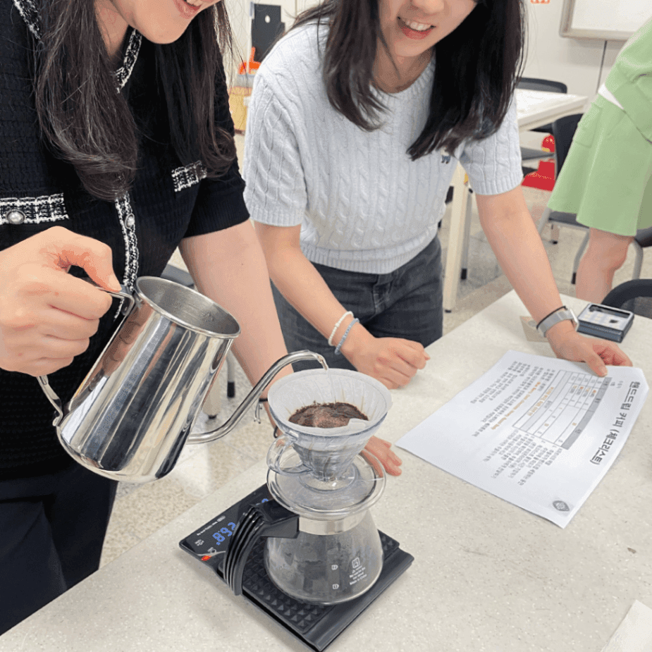 커피 팀빌딩 프로그램 참여형 핸드드립 체험 진행 사진 1