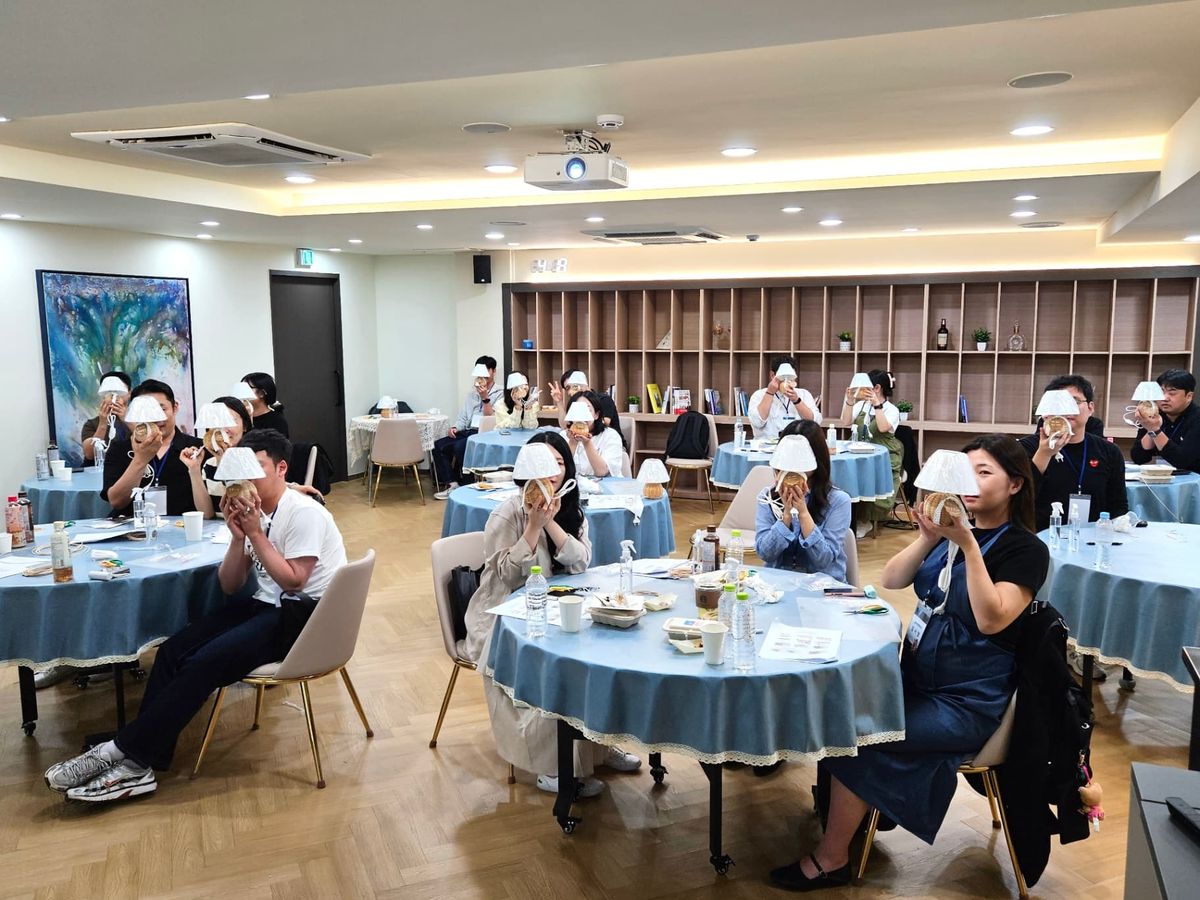 자연의 소재를 엮어 만드는 라탄 바람종 힐링워크숍 진행 사진 4