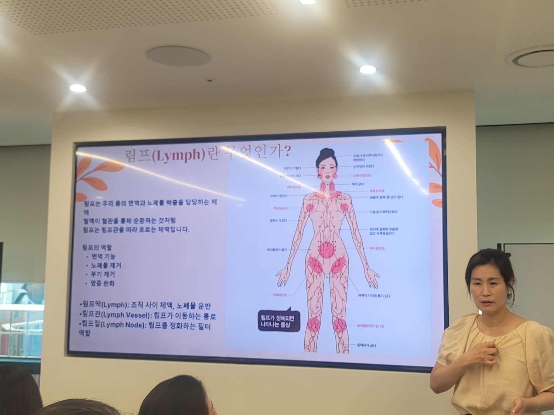 괄사를 이용한 아로마 디톡스 테라피 진행 현장 사진